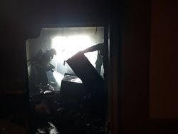 V Kuřimi vyhořel byt, hasiči z domu vyvedli několik desítek obyvatel s použitím vyváděcích masek.
